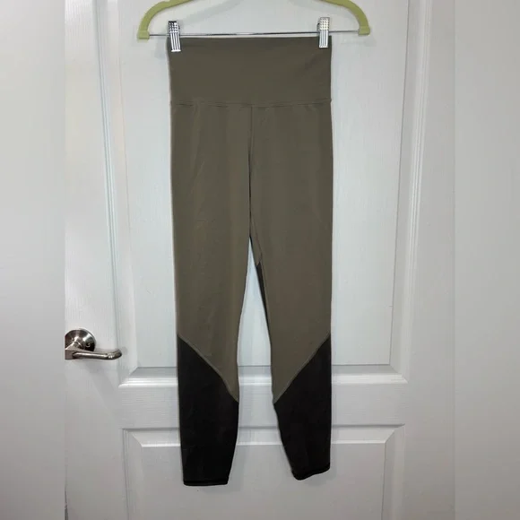 Vuori•High Rise Colorblock Studio Legging•Light Oregano Green•10/10 EUC•Sz XS - Picture 8 of 16